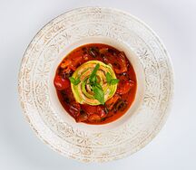 Рулет из лосося с овощами в соусе из спелых томатов