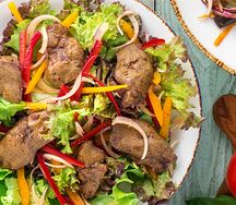 Теплый салат из куриной печени