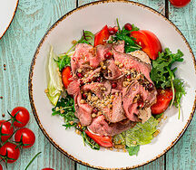 Ростбиф со спелыми томатами и ореховым айоли