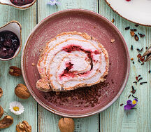 Меренговый рулет с малиной и фисташками