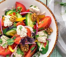 Грузинский овощной салат с грецким орехом