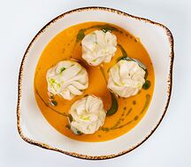 Мини-хинкали с креветками и судаком в соусе том ям