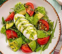 Салат с томатами и моцареллой