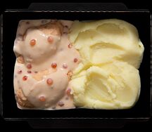 Кнели из лосося с картофельным пюре и сливочным соусом