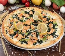 Пицца с красной рыбой и креветками