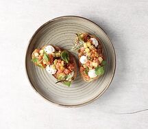 Брускетта с розовым тунцом