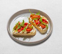 Брускетта с печеной паприкой