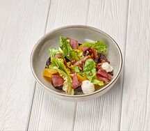 Салат с печеной свеклой и вяленой уткой