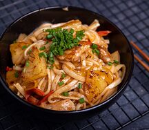 Вок с курицей и ананасами в кисло-сладком соусе