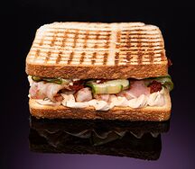 Сэндвич с беконом и овощами