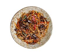 Вок с пшеничной лапшой и говядиной в сычуаньском соусе