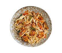 Вок с яичной лапшой и курицей в соусе пад-тай