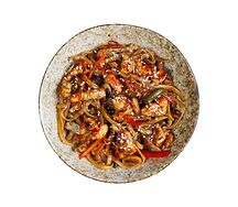 Вок с яичной лапшой и курицей в терияки соусе