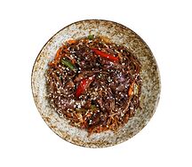 Вок с гречневой лапшой и говядиной в устричном соусе