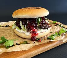 Бургер с рваной говядиной