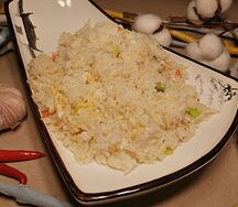 Жареный рис с овощами