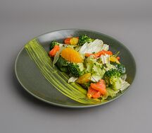 Салат с семгой, апельсином и брокколи