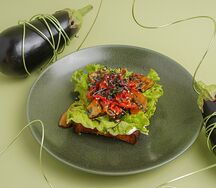 Французский тост с копченой уткой и баклажаном