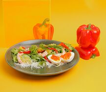 Салат с креветкой, апельсином, маринованным перцем и икрой кеты