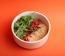 Каша овсяная с моцареллой, пармезаном и вялеными томатами