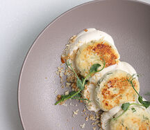 Сырники с моцареллой, зеленью и домашней сметаной