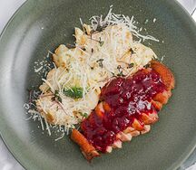 Филе утки под малиновым соусом с цветной капустой