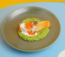 Стейк из лосося с винным соусом и пюре из горошка