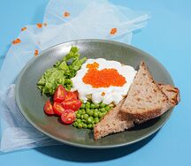 Омлет с икрой кеты