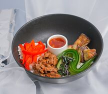 Боул-салат с говядиной, баклажанами и рисом в яйце