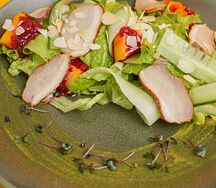 Салат с уткой, печеной тыквой и малиной