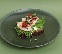 Французский тост с курицей су-вид и вялеными томатами