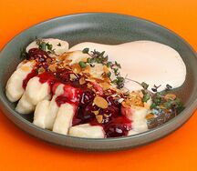 Ленивые вареники с вишней и сметаной