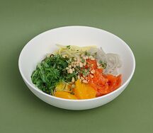 Боул-салат с семгой и фунчозой