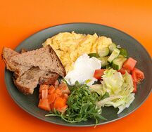 Скрембл с красной рыбой или курицей су-вид