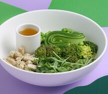 Боул-салат с киноа и курицей су-вид