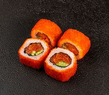 Половинка ролла Калифорния с лососем