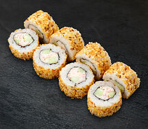 Ролл Калифорния в кунжуте с крабом