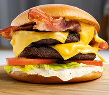 Славный даблбургер с котлетами и беконом