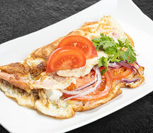 Омлет с сыром, помидорами и ветчиной