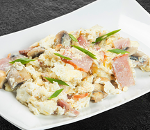 Скрембл с грибами и беконом