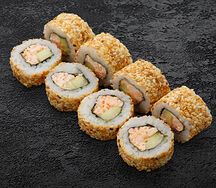 Ролл Калифорния в кунжуте с крабом и креветкой