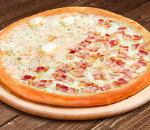 Пицца 2 в 1: Четыре сыра и Карбонара 30 см на классическом тесте