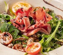 Салат с вяленым мясом и трюфельным соусом