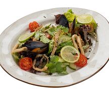 Салат азиатский с морепродуктами
