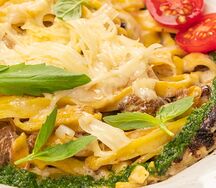 Паста со cвинoй вырезкой и грибами