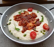 Полента с сыром и креветками