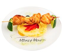 Шашлычок из куриной грудки с картофельным пюре