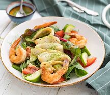 Салат с тигровыми креветками и кольцами кальмара