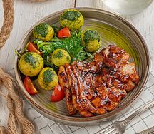 Курица с соусом тонкацу и картофелем чимичурри