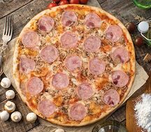 Пицца с ветчиной и грибами